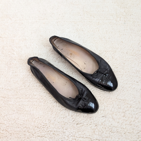 FLAWED Chanel Black Leather Patent Leather Toe Ballet Flats Bow Detail - Picture 1 of 16